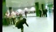video Sarhoş kızın ilginç dansı